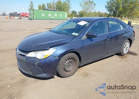 2015 Toyota Camry Hybrid Le z USA, uszkodzony, nr VIN 4T1BD1FK4FU176607